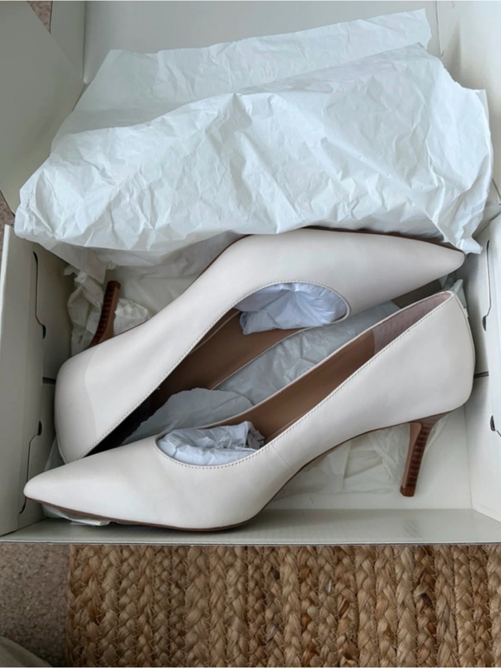NEW IN BOX. Ralph Lauren Ivory Leather Pointed-Toe Pumps with RL Logo, Lanette